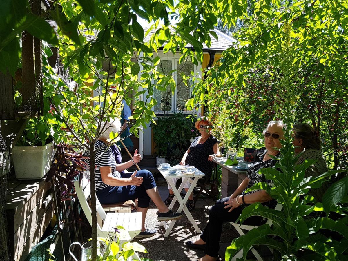 Bed and Breakfast Perenner Pa Bakgarden Motala Exterior foto